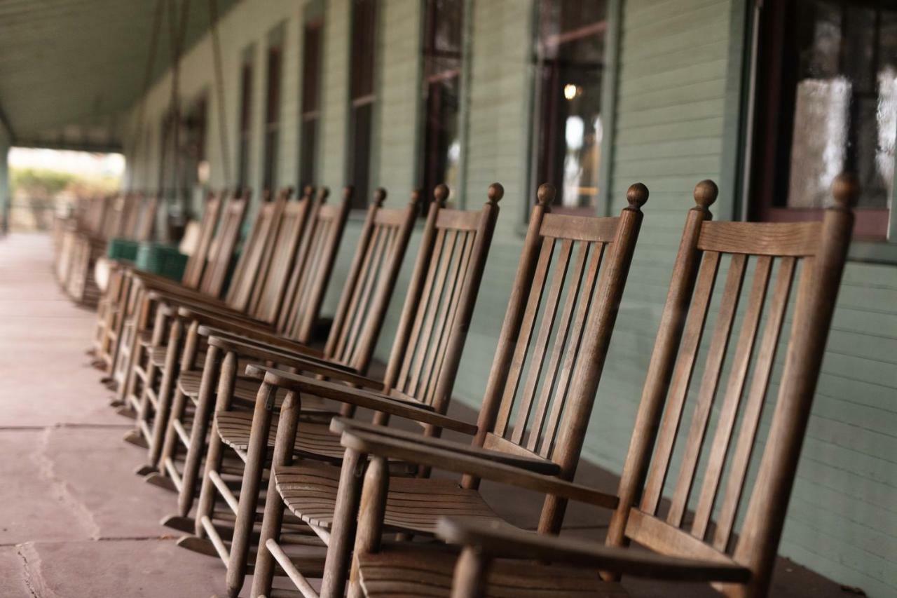 Lakeside Inn Exterior photo